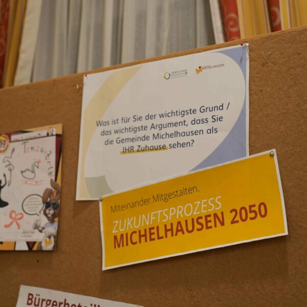 Knapp 100 Personen waren zum ersten Zukunftsdialog in Michelhausen gekommen und informierten sich über die bisherigen Schritte, etwa über die Ergebnisse der Bürgerbefragung, die am Beginn des Prozesses stand oder über die Erstellung des örtlichen Entwicklungskonzepts.