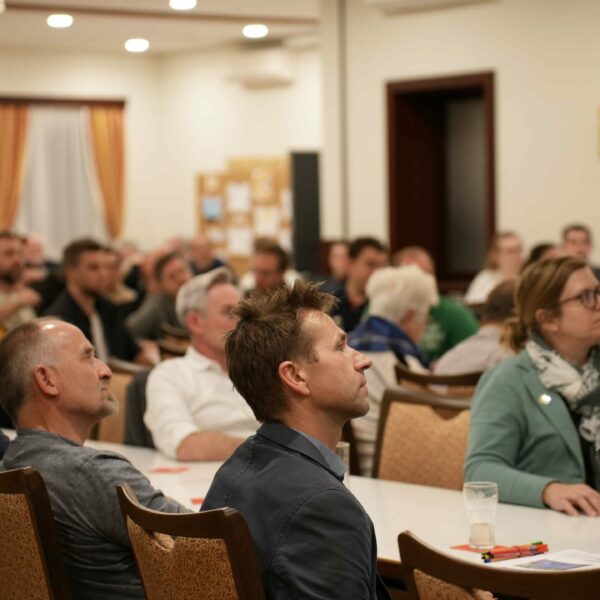 Knapp 100 Personen waren zum ersten Zukunftsdialog in Michelhausen gekommen und informierten sich über die bisherigen Schritte, etwa über die Ergebnisse der Bürgerbefragung, die am Beginn des Prozesses stand oder über die Erstellung des örtlichen Entwicklungskonzepts.